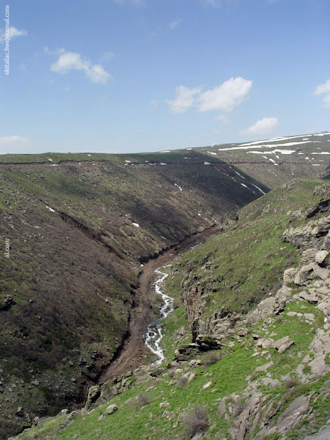Гора Арагац и крепость Амберд (Армения)