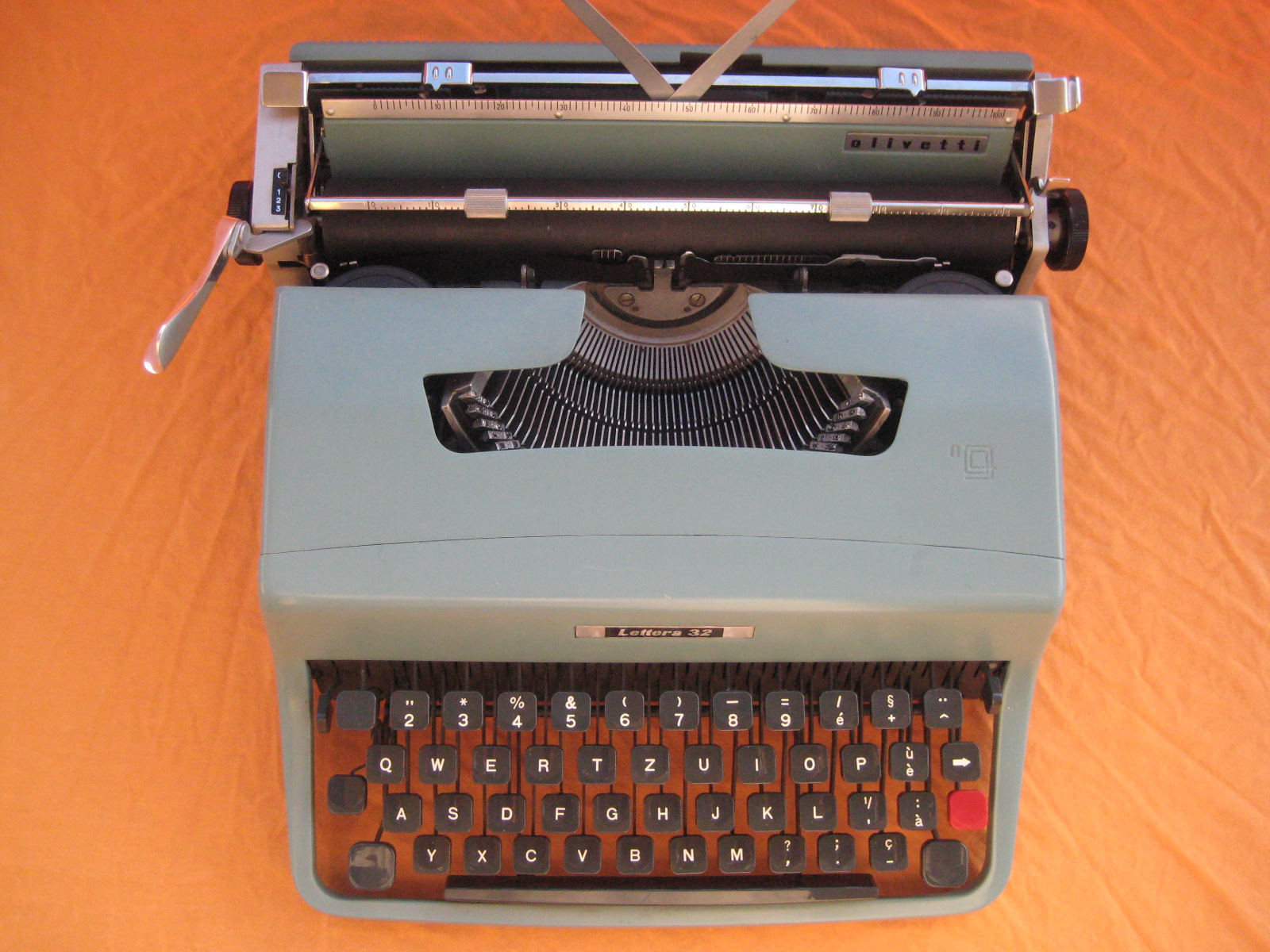 Retro Tech Geneva: Olivetti Lettera 32 Blue Portable Manual Typewriter