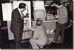 Desenvolvedores do Spacewar! testando o jogo no PDP-1 - Nintendo Blast