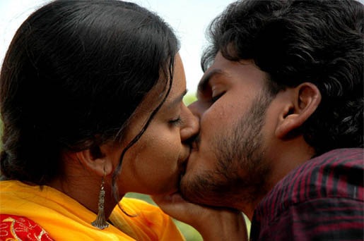 [Indian_Actress_Kissing_season_004[2].jpg]