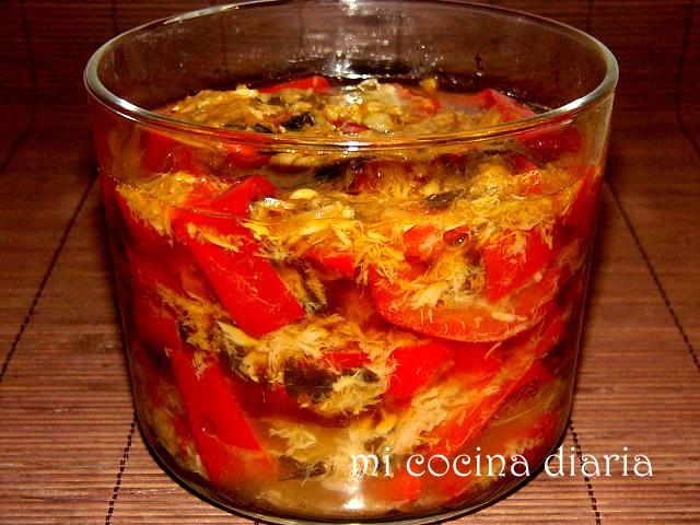 Pimientos con atún en escabeche (Сладкий перец с тунцом в маринаде)