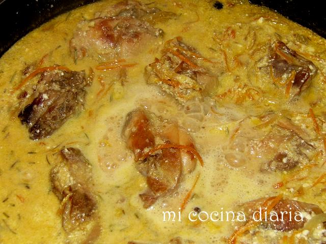 Conejo estofado con nata agria y almendras (Кролик тушеный со сметаной и миндалем)