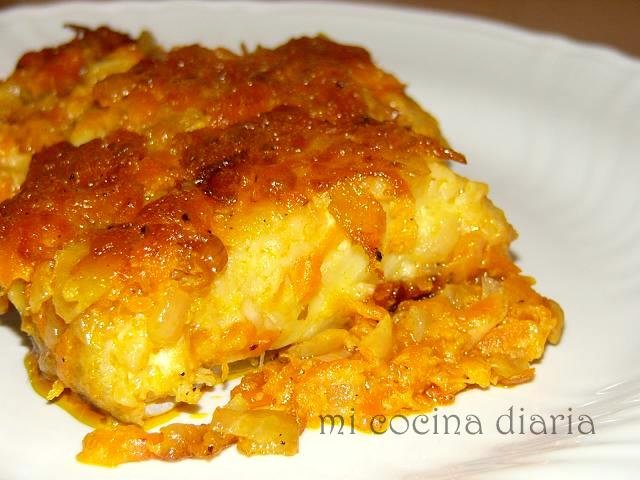 Bacalao al horno con zanahoria y cebolla (Треска запеченая с морковью и луком)