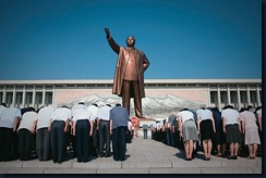 norte-coreanos reverenciam a estátua de Kim Il-sung, pai do ditador Kim Jong-Il