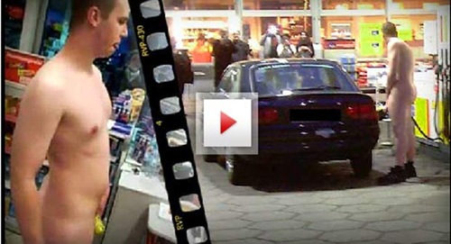 Após aposta, jovem nu é flagrado abastecendo o carro na Alemanha