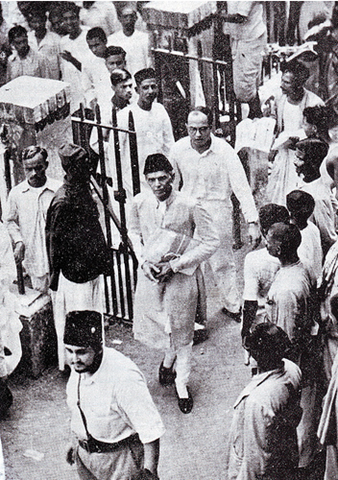 [Nawabzada Nasrullah escorts Mr Jinnah in Calcutta 1945[5].png]