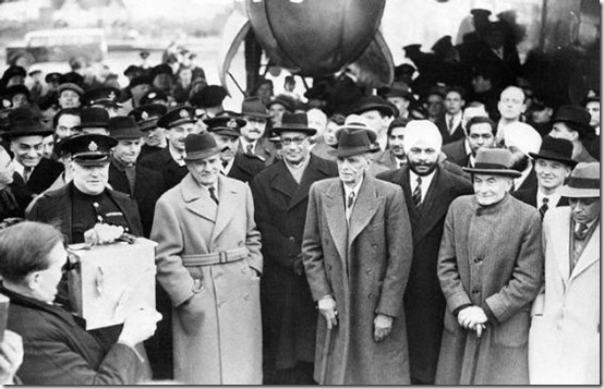 3rd December 1946: Quaid-e-Azam Mohammad Ali Jinnah (centre) arrives at London Airport with viceroy and governor-general of India Lord Wavell and other Indian delgates.