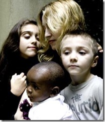 Madonna com os filhos biológicos e o adotivo David