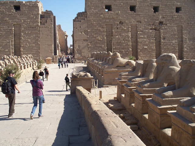 [12-19-2009 056 entrance to Karnak temple[3].jpg]