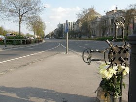 halotti emlékmű, mementó, Budapest,  Hősök tere,  Dundi, Hősök tere,  Dózsa György út,  VI. kerület,  6. kerület,  motoros baleset, motorkerékpár,  halálos,  Yamaha, halotti emlékmű, mementó, halotti emlékmű, mementó, útmenti kereszt, koszorú, emlékjel, modern halotti kultusz, emlékhely, útmenti fejfa, kegyhely, halotti emlékmű, mementó, útmenti kereszt, koszorú, emlékjel, modern halotti kultusz, emlékhely, útmenti fejfa, kegyhely