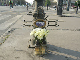 Budapest,  Hősök tere,  Dundi, Hősök tere,  Dózsa György út,  VI. kerület,  6. kerület,  motoros baleset, motorkerékpár,  halálos,  Yamaha, halotti emlékmű, mementó, halotti emlékmű, mementó, útmenti kereszt, koszorú, emlékjel, modern halotti kultusz, emlékhely, útmenti fejfa, kegyhely