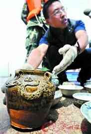 A pottery pitcher with dragon's carving ornamentation belongs to "Nan'ao No.1"