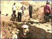 [_40935772_gazadigging2[5].jpg]