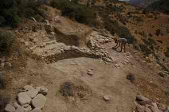 On the West Ridge two joined roundhouses have been exposed. They vividly indicate the effects of erosion on the settlement site