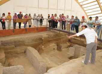 Professor Ian Hodder with students at Çatalhöyük