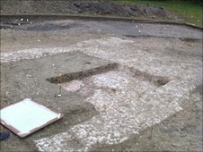 [_48636501_henge1[5].jpg]