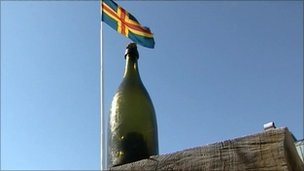 [_48395722_champagne[5].jpg]