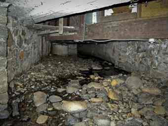 A tunnel under Folsom, dating back to 1891, came to light during the current renovation of Sutter Street. Legend has it that the passage may have been used to smuggle alcohol and prostitutes during Prohibition.