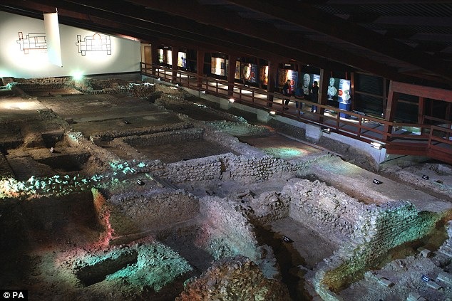 [article-1304086-0AD62B99000005DC-534_634x423[5].jpg]