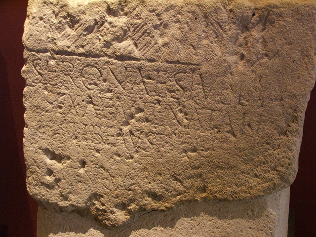 [Dédicace_à_Appollon_dans_ancien_temple_Vindunum[5].jpg]