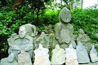 The group of stone statues is located at the worship site of Guizai Mountain, which is 1 kilometer to the south of Tianguangdong Village, Xianglinpu Town, Dao County in Hunan Province, and is part of the Nanling Mountains.