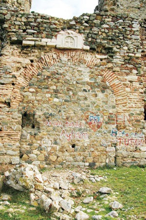 [excavations-start-in-yoros-castle-2010-08-27_l[5].jpg]