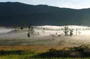 The Ivane Valley in PNG, where 49,000 year-old artefacts have been uncovered. (Photo: Glenn Summerhayes and Andrew Fairbairn)