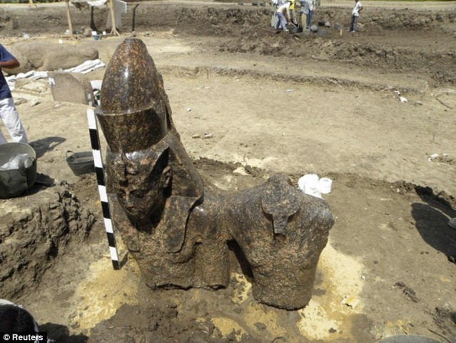 [article-0-0B731240000005DC-632_634x544_popup[5].jpg]