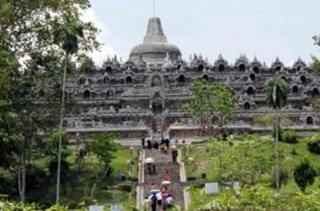 Visitors climbing the stairs at Borobudur. The temple complex was partly reopened for tourists over the weekend, as officials are working to clean up volcanic ash spewed out by Mount Merapi. (Antara Photo) 