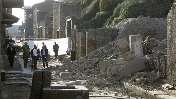 [pompeii-collapse[11].jpg]