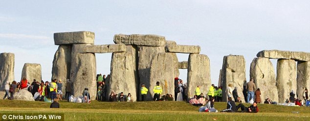 [article-1330917-0C2145F4000005DC-262_634x249[5].jpg]