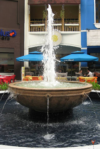 Fuente Circle fountain in Eastwood City Walk