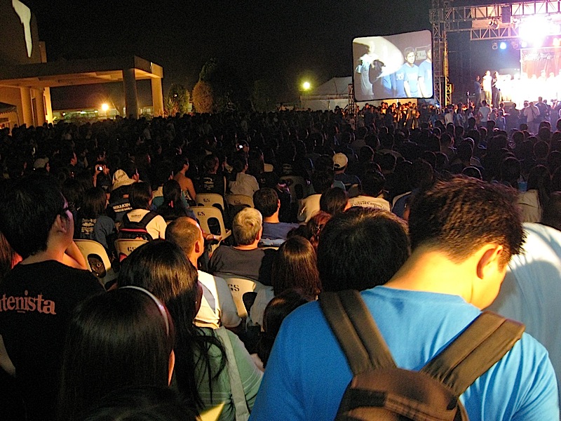 the crowd at the Back 2 the Bonfire event of the Ateneo de Manila