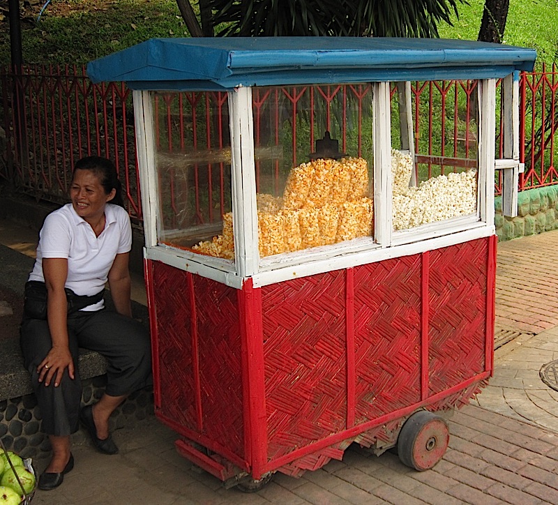 popcorn cart in Rizal Park