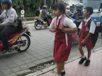 小孩走路上學