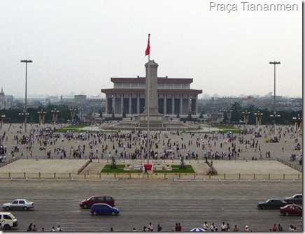 Praça Tiananmen, em Beijing, citada com freqüência no livro