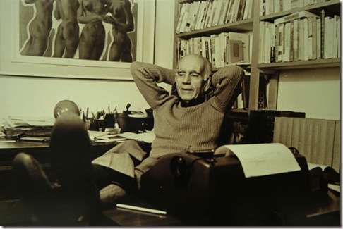 O escritor em momento de descanso em seu escritório. Foto: Leonid Streliaev