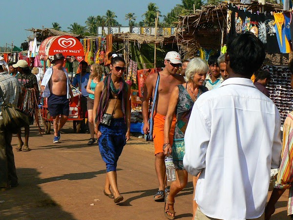Imagini India Goa: shoping cu rusoaice la Anjuna Market