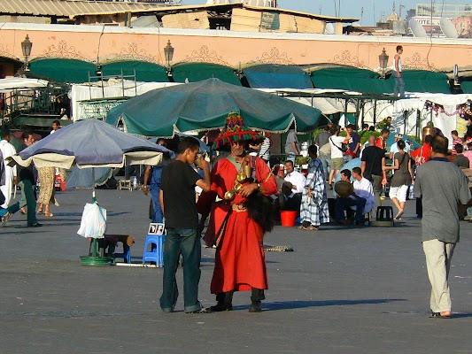 Imagini Maroc: Jema el-Fnaa Marrakech - vanzatori de apa.JPG