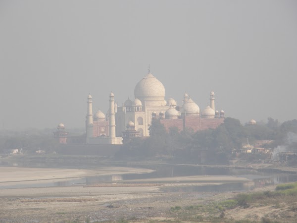 Obiective turistice India: Taj Mahal din Red Fort Agra