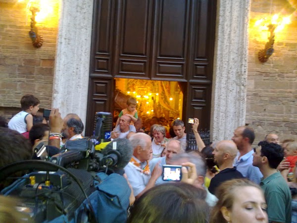 Imagini Italia: BINECUVANTAREA CALULUI IN BISERICA CONTRADEI Siena