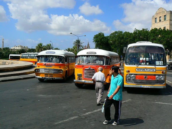 Obiective turistice Malta: autogara Valletta.JPG