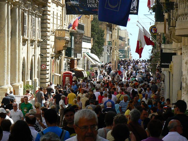 Obiective turistice Malta: principala strada din Valletta.JPG