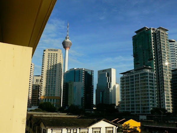 Cazare Malaezia: hotel Replica Inn Kuala Lumpur pe geam.JPG