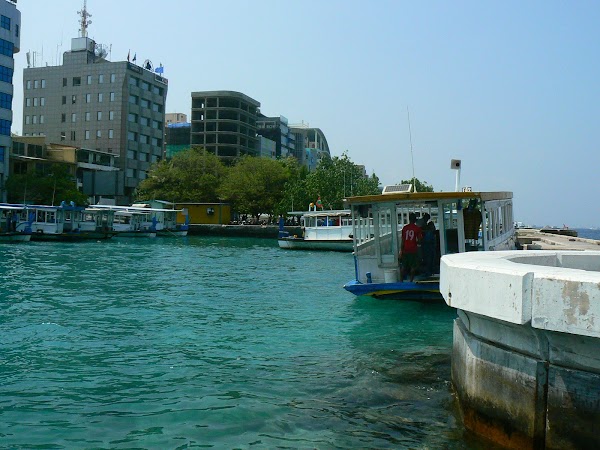 Imagini Maldive: statia din oras.JPG