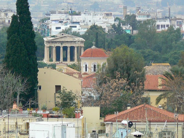 10. view templul lui Hefaistos si biserica ortodoxa.JPG