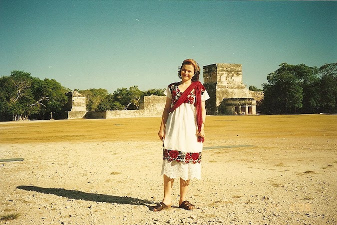 Obiective turistice Mexic: Adriana in yipil la Chichen Itza.JPG