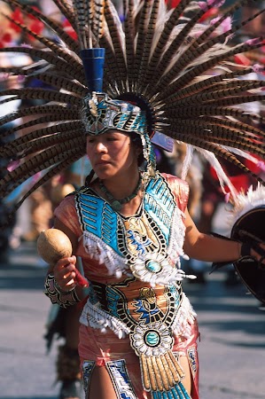 Obiective turistice Mexic: dansator aztec in Zocalo.jpg