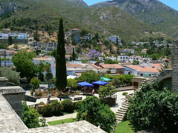 Obiective turistice Cipru de Nord: satul Bellapais.JPG