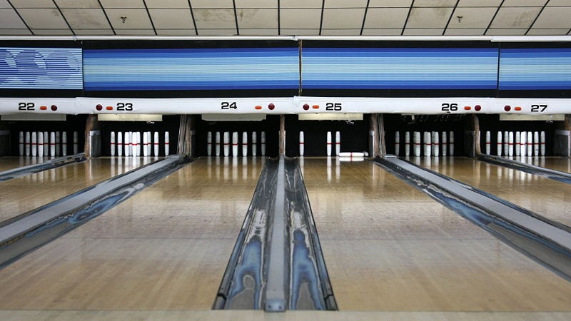 [800px-Candlepin-bowling-usa-lanes-rs[11].jpg]